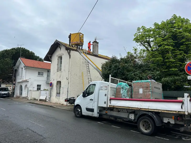 Véhicule équipé et intervention en nacelle sur un chantier de toiture